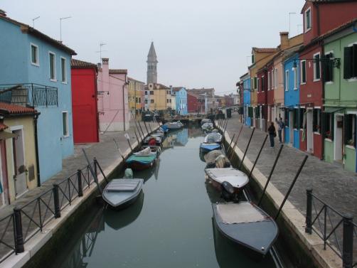 Burano_venice_canal_houses_Olaszország_utazás_olaszorszagiutazas.hu