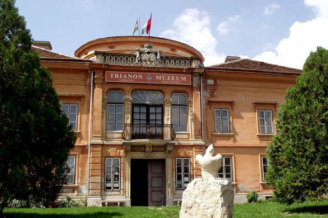 Királyok és királynék városai és a Trianon Múzeum